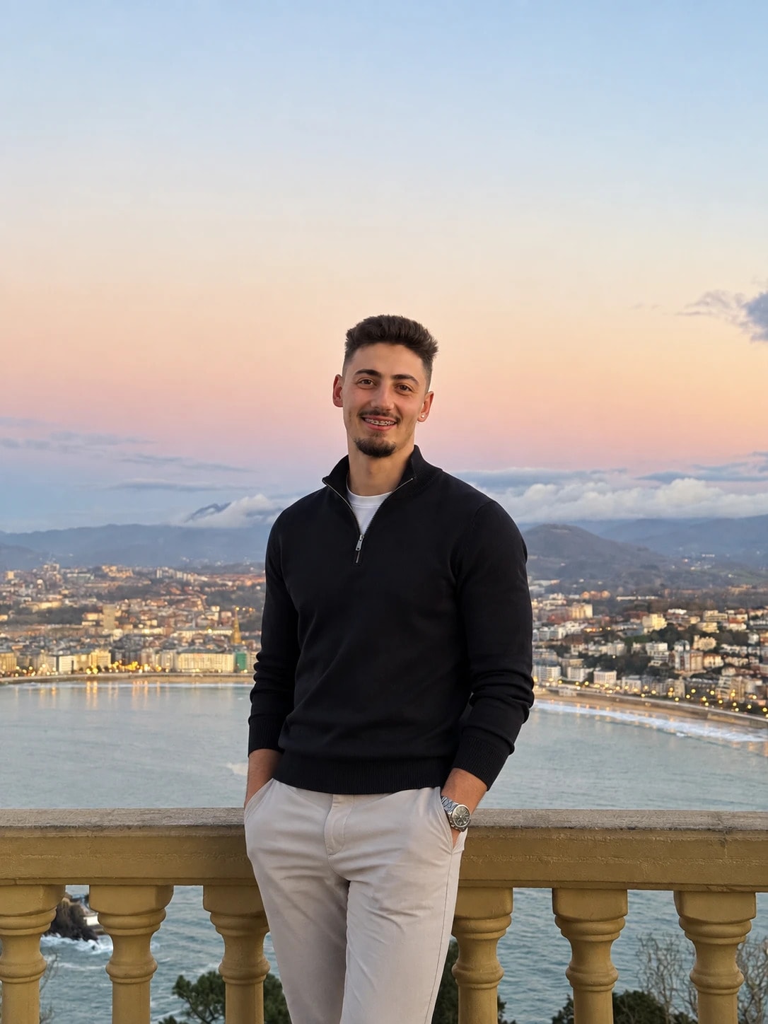 Katalin Savyuk, fundador de NBI, en un mirador sobre la bahía de Donostia al atardecer